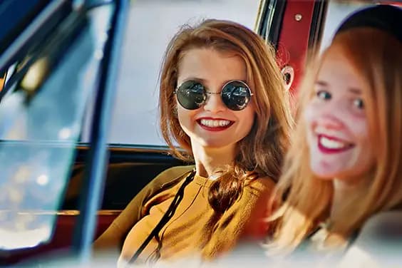 Deux passagères souriantes pendant un covoiturage