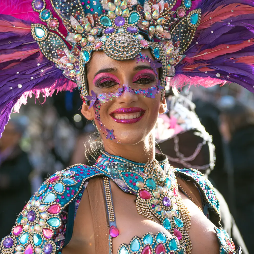 Artiste en costume coloré lors d’un carnaval ayant été covoiturée